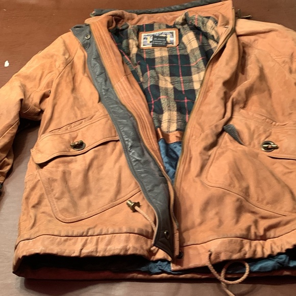 Women’s large 100% leather coat. Good used condition (see photos) Izzy brand - Picture 4 of 6